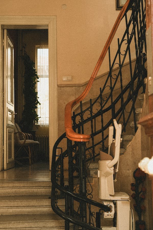 Tout savoir sur le prix d'un monte-escalier droit et ses coûts associés